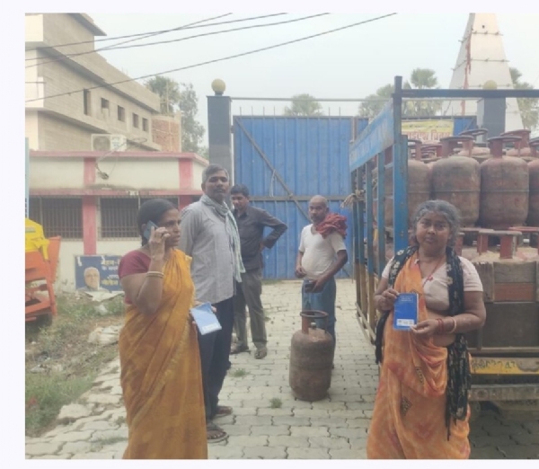 एलपीजी सिलेंडर के लिए परेशान लोग एलपीजी सिलेंडर के लिए परेशान लोग