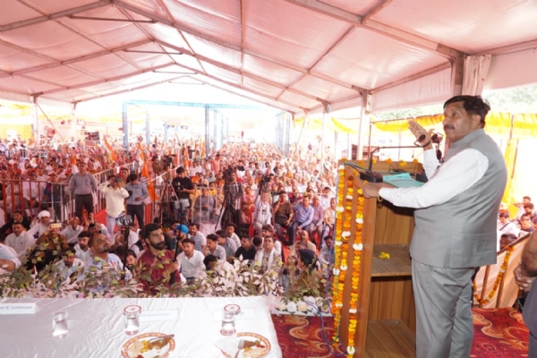 जनसभा को संबोधित करते हुए। जनसभा को संबोधित करते हुए।