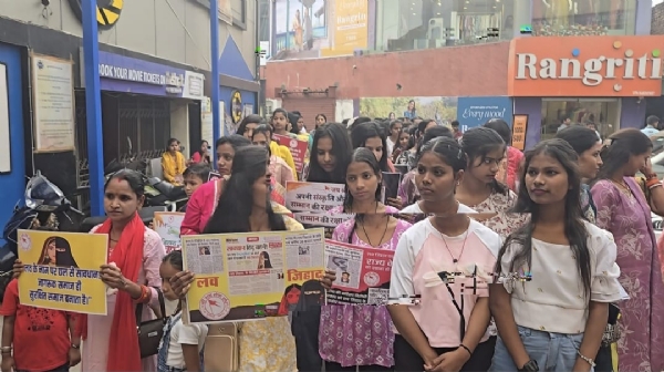 फिल्म देखने आई छात्राएं और महिलाएं फिल्म देखने आई छात्राएं और महिलाएं