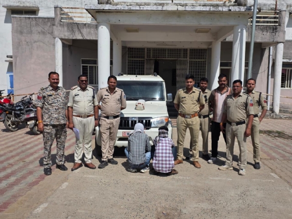 गांजा के साथ पकड़े आरोपी व जब्त बोलेरो वाहन। गांजा के साथ पकड़े आरोपी व जब्त बोलेरो वाहन।