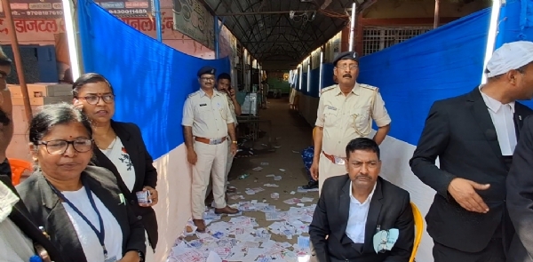 सारण विधि मंडल के चुनावी मैदान में कई उम्मीदवारों के किस्मत बैलट बॉक्स में बंद सारण विधि मंडल के चुनावी मैदान में कई उम्मीदवारों के किस्मत बैलट बॉक्स में बंद