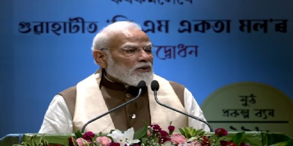 प्रधानमंत्री नरेन्द्र मोदी ने शुक्रवार को गुवाहाटी में आयोजित कार्यक्रम को संबोधित करते हुए प्रधानमंत्री नरेन्द्र मोदी ने शुक्रवार को गुवाहाटी में आयोजित कार्यक्रम को संबोधित करते हुए