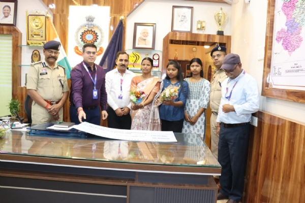 दिवंगत आरक्षक के परिवार को मिला 1 करोड़ रुपए का बीमा लाभ दिवंगत आरक्षक के परिवार को मिला 1 करोड़ रुपए का बीमा लाभ