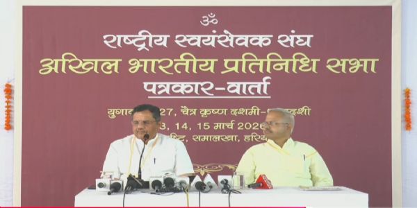 पत्रकार वार्ता के दौरान सह सरकार्यवाह एवं अखिल भारतीय प्रचारप्रमुख