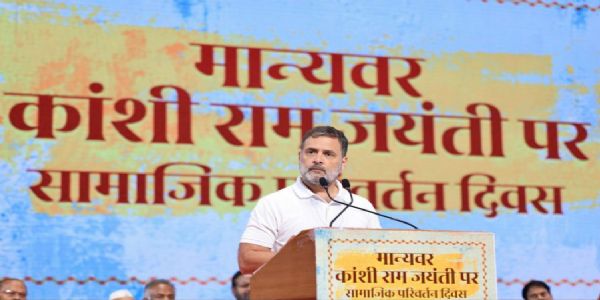 लखनऊ में कार्यक्रम को संबोधित करते राहुल गांधी