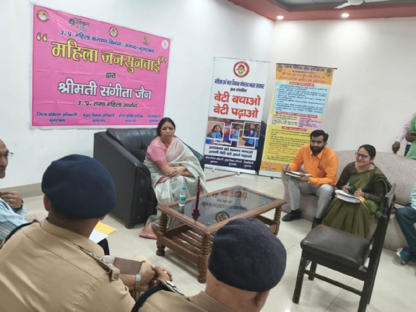 सर्किट हाउस में महिला जनसुनवाई में राज्य महिला आयोग की सदस्य संगीता जैन।