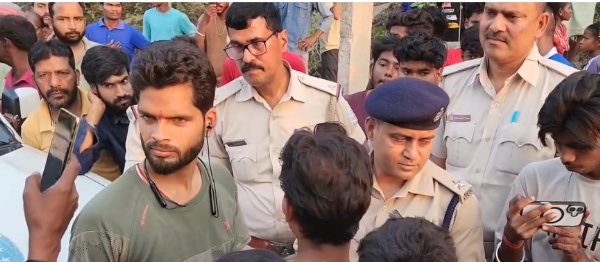 सड़क दुघर्टना के बाद घटनास्थल पर पहुंची पुलिस सड़क दुघर्टना के बाद घटनास्थल पर पहुंची पुलिस