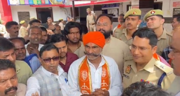 शिवसेना प्रमुख वीर सिंह से वार्ता करते हुए पुलिस अधिकारी