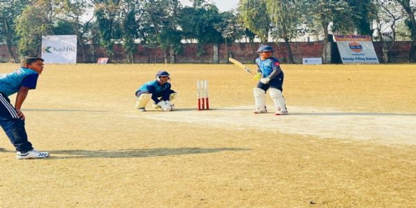 किड्स प्रीमियर लीग 2026 के दौरान मैच में शाट लगाता खिलाडी।