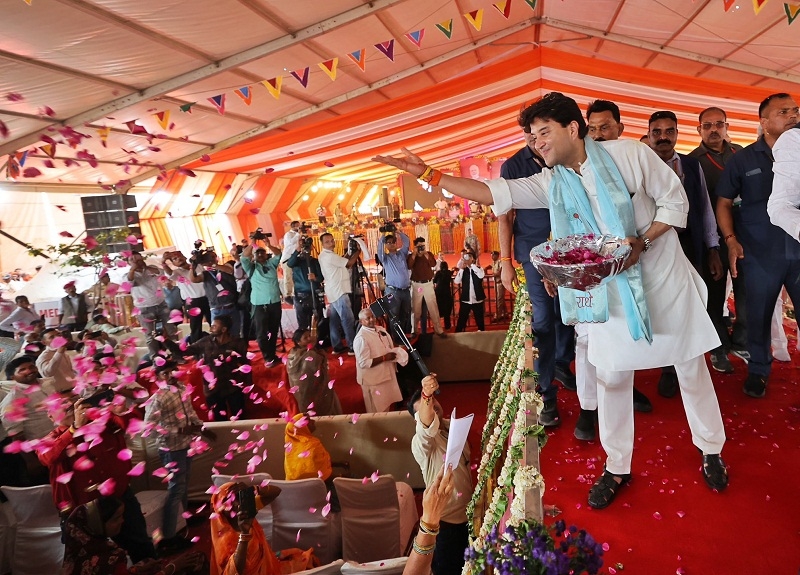 घाटीगांव में लाड़ली बहना सम्मेलन में महिलाओं का स्वागत करते हुए केन्द्रीय मंत्री सिंधिया