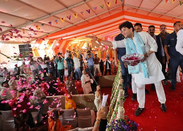 घाटीगांव में लाड़ली बहना सम्मेलन में महिलाओं का स्वागत करते हुए केन्द्रीय मंत्री सिंधिया