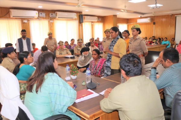 प्रतापगढ़ में महिलाओं से सम्बंधित मामलों की सुनवाई करती राज्य महिला आयोग की सदस्य