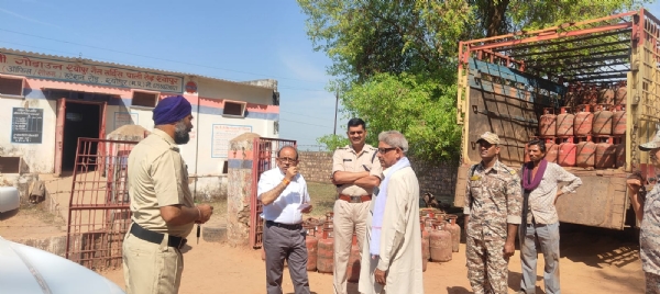 गैस एजेंसी पर उपभोक्ताओं को समझाईश देते एसडीएम, इंडेन गौदाम का निरीक्षण करते हुए एडीएम।