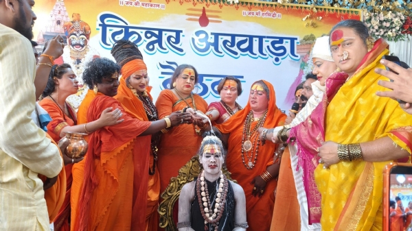 Abhishekam amidst chanting of Vedic mantras at the meeting of Kinnar Akhara in Ujjain Abhishekam amidst chanting of Vedic mantras at the meeting of Kinnar Akhara in Ujjain