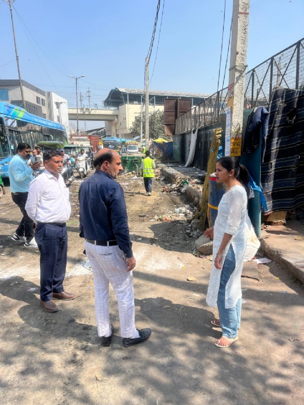 रोहिणी जोन की उपायुक्त ऋषिता गुप्ता अभियान में। रोहिणी जोन की उपायुक्त ऋषिता गुप्ता अभियान में।