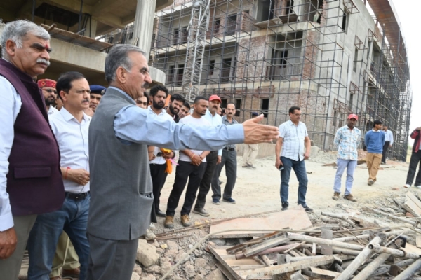 मुख्यमंत्री लुथान में निर्माणाधीन सुख आश्रय का निरीक्षण करते हए।