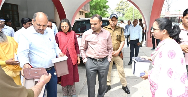 डस्टबिन वितरित करते हुए डस्टबिन वितरित करते हुए