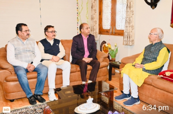 भाजपा के वरिष्ठ नेता शांता कुमार से मिलते हुए नेता प्रतिपक्ष और अन्य। भाजपा के वरिष्ठ नेता शांता कुमार से मिलते हुए नेता प्रतिपक्ष और अन्य।