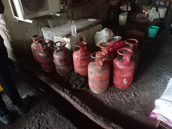 घरेलू गैस सिलेंडरों के दुरुपयोग, कालाबाजारी और अवैध भंडारण के विरुद्ध जिले में आगे भी इसी प्रकार सख्त कार्रवाई घरेलू गैस सिलेंडरों के दुरुपयोग, कालाबाजारी और अवैध भंडारण के विरुद्ध जिले में आगे भी इसी प्रकार सख्त कार्रवाई
