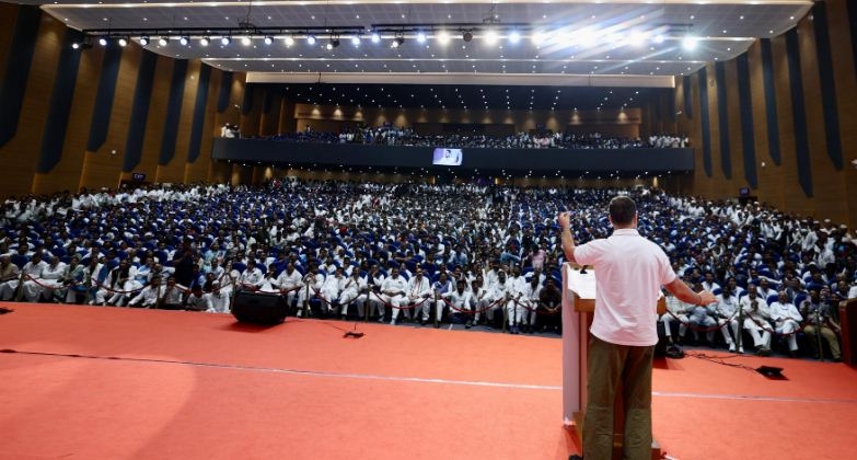 कार्यकर्ताओं को संबोधित करते राहुल गांधी