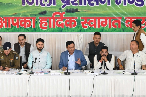 शिकायत निवारण कमेटी की बैठक की अध्यक्षता करते हुए जगत सिंह नेगी।