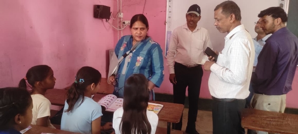 निरीक्षण करती आयुक्त श्रीमती कुमुद सहाय निरीक्षण करती आयुक्त श्रीमती कुमुद सहाय