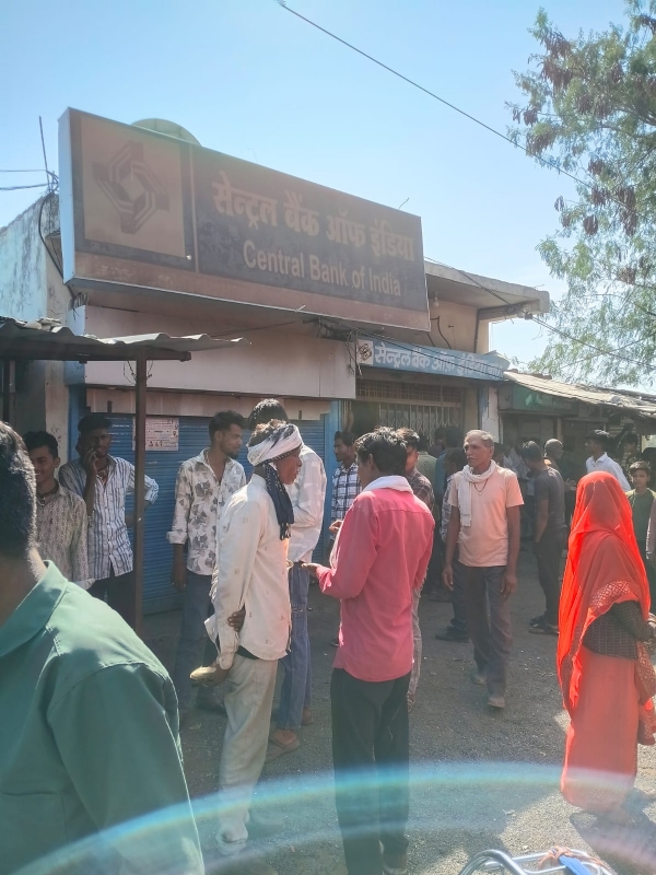 शॉर्ट सर्किट के कारण धधकी आग; थाना बहरोल पुलिस और फायर ब्रिगेड ने संयुक्त रेस्क्यू कर सुरक्षित बचाया बैंक का रिकॉर्ड