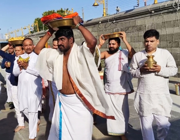 जम्मू के तिरुपति बालाजी मंदिर में विशेष अभिषेक, देश की खुशहाली के लिए की गई प्रार्थना जम्मू के तिरुपति बालाजी मंदिर में विशेष अभिषेक, देश की खुशहाली के लिए की गई प्रार्थना