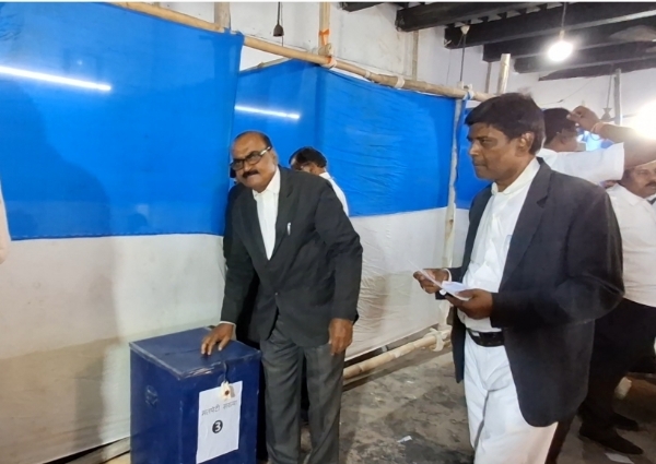 सारण विधि मंडल के चुनावी मैदान में कई उम्मीदवारों के किस्मत बैलट बॉक्स में बंद सारण विधि मंडल के चुनावी मैदान में कई उम्मीदवारों के किस्मत बैलट बॉक्स में बंद