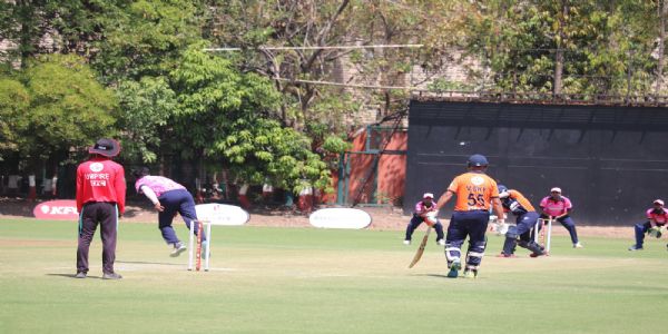 डेफ क्रिकेट के दूसरे दिन खेले गए एक मैच का दृश्य