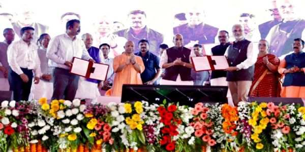 कार्यक्रम में रक्षामंत्री राजनाथ सिंह और मुख्यमंत्री योगी आदित्यनाथ व अन्य नेता