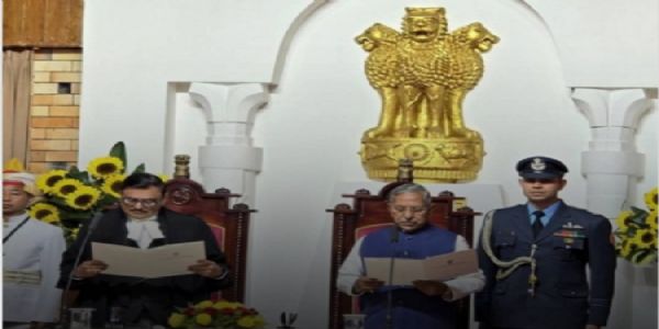 नगालैंड के राज्यपाल के रूप में शपथ लेते नंद किशोर यादव नगालैंड के राज्यपाल के रूप में शपथ लेते नंद किशोर यादव