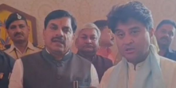 मुख्यमंत्री मोहन यादव और केन्द्रीय मंत्री सिंधिया ग्वालियर में मीडिया से बातचीत करते हुए