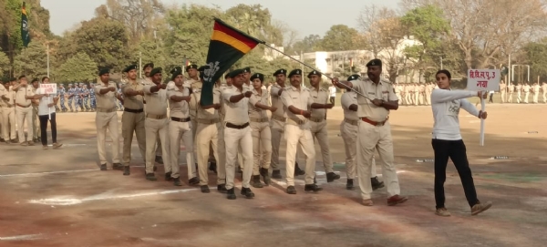 बिसैप के खिलाडी उद्घाटन पूर्व सालामी का पूर्वा भ्यास करते