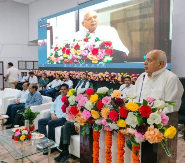 कृषि मंत्री सूर्य प्रताप शाही बोलते हुए कृषि मंत्री सूर्य प्रताप शाही बोलते हुए