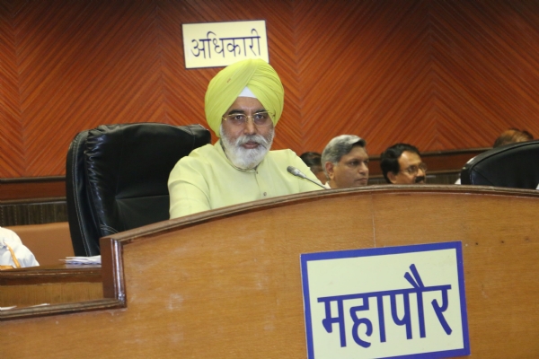 दिल्ली के महापौर राजा इकबाल सिंह साधारण सभा की बैठक में।