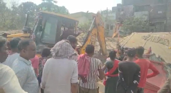 अतिक्रमण हटाता बुलडोजर