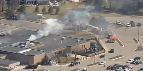 मिशिगन के वेस्ट ब्लूमफील्ड स्थित टेंपल इजराइल से उठता धुआं। फोटो - सीबीएस न्यूज