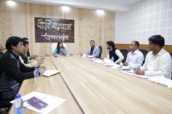 जिला सहकारी विकास समिति की बैठक लेती डीएम जिला सहकारी विकास समिति की बैठक लेती डीएम