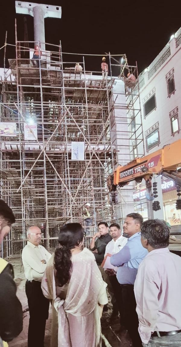 मंडलायुक्त रोपवे परियोजना का निरीक्षण करते हुए मंडलायुक्त रोपवे परियोजना का निरीक्षण करते हुए