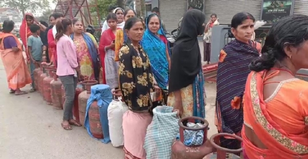 कतार में खड़े लोग कतार में खड़े लोग