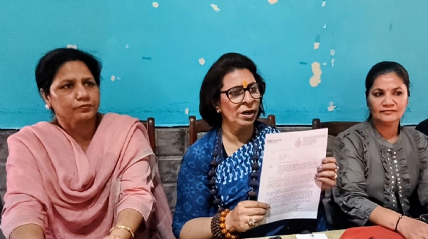 पत्रकार वार्ता में बादशाह के खिलाफ लिए गए एक्शन की कॉपी दिखाते हुए हरियाणा महिला आयोग की चेयरपर्सन रेनू भाटिया साथ में जिला बाल विवाह निषेध अधिकारी रजनी गुप्ता