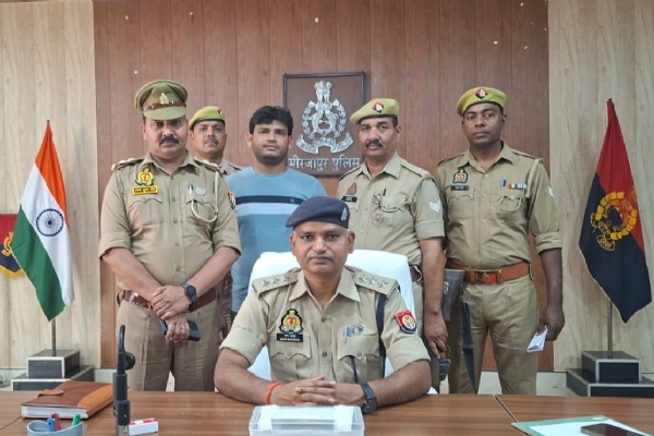 गिरफ्तार इनामिया शातिर गो-तस्कर व क्षेत्राधिकारी लालगंज व पुलिस अधिकारी। गिरफ्तार इनामिया शातिर गो-तस्कर व क्षेत्राधिकारी लालगंज व पुलिस अधिकारी।