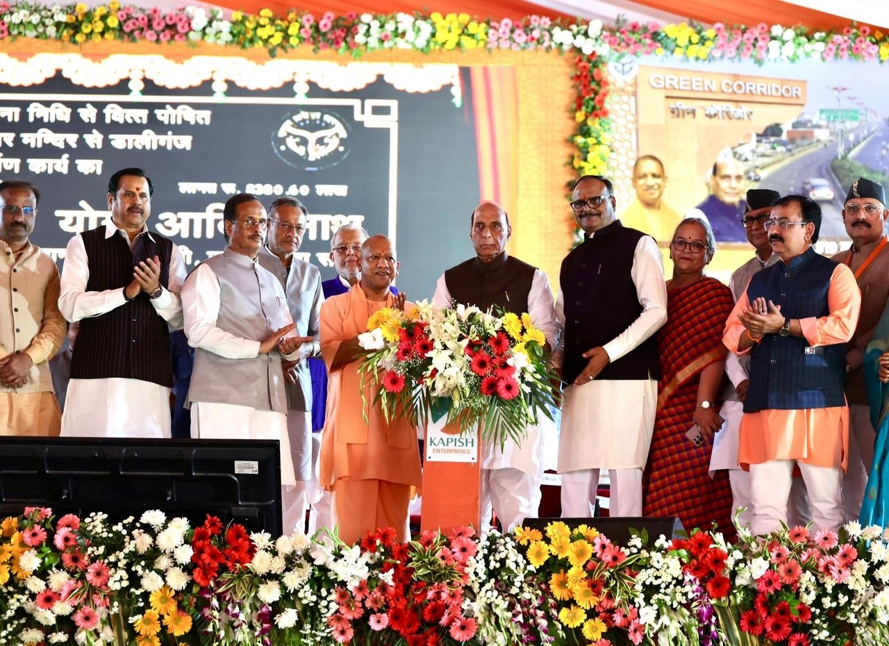 कार्यक्रम में रक्षामंत्री राजनाथ सिंह और मुख्यमंत्री योगी आदित्यनाथ व अन्य नेता