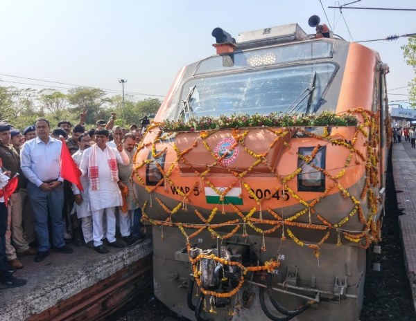 ट्रेन को झंडी दिखाते सांसद एवं रेल अधिकारी गण ट्रेन को झंडी दिखाते सांसद एवं रेल अधिकारी गण