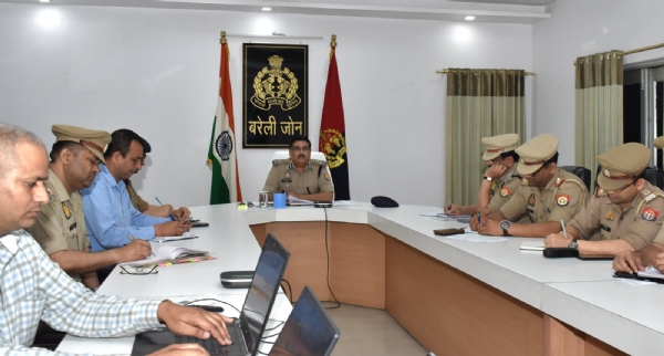 बरेली जोन कार्यालय में एडीजी रमित शर्मा अधिकारियों के साथ कानून-व्यवस्था, त्योहारों की सुरक्षा और दरोगा भर्ती परीक्षा की तैयारियों को लेकर समीक्षा बैठक करते हुए। बरेली जोन कार्यालय में एडीजी रमित शर्मा अधिकारियों के साथ कानून-व्यवस्था, त्योहारों की सुरक्षा और दरोगा भर्ती परीक्षा की तैयारियों को लेकर समीक्षा बैठक करते हुए।
