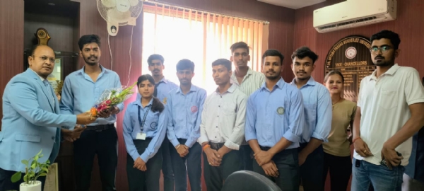 कुलपति से मुलाकात करते छात्र