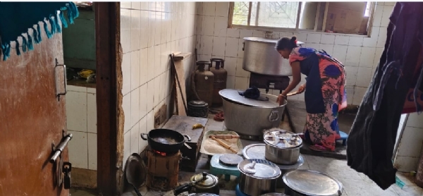 लकड़ी-कोयले के चूल्हे पर लकड़ी-कोयले के चूल्हे पर