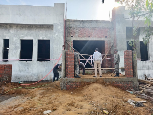 भोजीपुरा क्षेत्र में अवैध रूप से बने हॉल को सील करते हुए बरेली विकास प्राधिकरण की प्रवर्तन टीम। भोजीपुरा क्षेत्र में अवैध रूप से बने हॉल को सील करते हुए बरेली विकास प्राधिकरण की प्रवर्तन टीम।