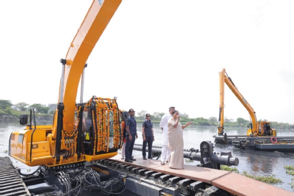 बडुसराय पुल और पंखा रोड ड्रेन में नई अम्फीबियस मशीनें तैनात करते मुख्यंयमंत्री रेखा गुप्ता, साथ में दिल्ली के जल मंत्री प्रवेश साहिब सिंह बडुसराय पुल और पंखा रोड ड्रेन में नई अम्फीबियस मशीनें तैनात करते मुख्यंयमंत्री रेखा गुप्ता, साथ में दिल्ली के जल मंत्री प्रवेश साहिब सिंह